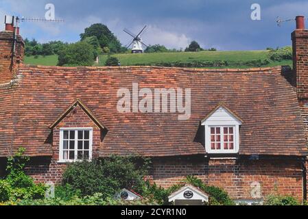 Windmill Cottage et le vieux cottage avec Cobstone Windmill en arrière-plan. Turville, Buckinghamshire, Chilterns, Angleterre, Royaume-Uni Banque D'Images