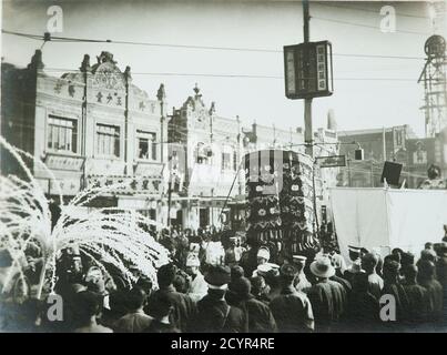 Aprile 18, 1928, le dernier empereur chinois pu Yi arrive à Tientsin pour visiter la caserne italienne Ermanno Carlotto - Tianjin, Chine Banque D'Images