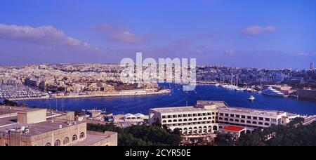 La vue panoramique en hauteur depuis l'hôtel Phoenicia Malta, la Valette, Malte Banque D'Images