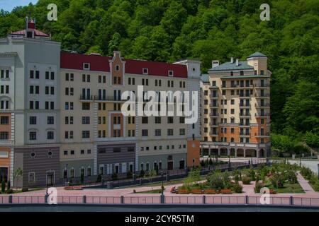 ROSA KHUTOR, SOTCHI / RUSSIE - 11 MAI 2013: Infrastructure de Rosa Khutor Alpine Resort Banque D'Images