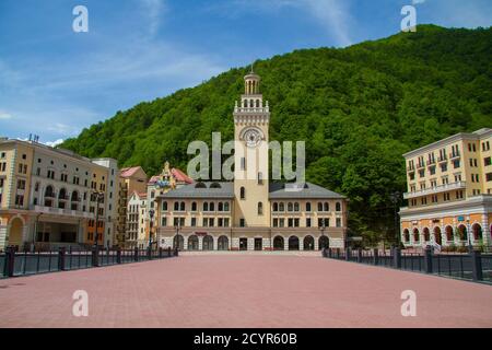 ROSA KHUTOR, KRASNODAR KRAI / RUSSIE - 11 MAI 2013 : la tour du bâtiment de la mairie, stylisée comme une tour de la gare de Sotchi Banque D'Images