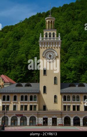 ROSA KHUTOR, KRASNODAR KRAI / RUSSIE - 11 MAI 2013 : la tour du bâtiment de la mairie, stylisée comme une tour de la gare de Sotchi Banque D'Images