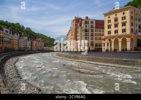 ROSA KHUTOR, KRASNODAR KRAI / RUSSIE - 11 MAI 2013: Rosa Khutor Alpine Resort Banque D'Images