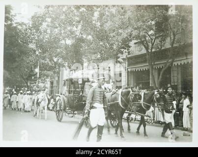 Aprile 18, 1928, le dernier empereur chinois pu Yi arrive à Tientsin pour visiter la caserne italienne Ermanno Carlotto - Tianjin, Chine Banque D'Images