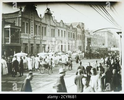 Aprile 18, 1928, le dernier empereur chinois pu Yi arrive à Tientsin pour visiter la caserne italienne Ermanno Carlotto - Tianjin, Chine Banque D'Images