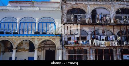 Émiettage des bâtiments coloniaux le long de San Ignacio avant un projet de rénovation massif. Plaza Vieja, la Vieille Havane, Cuba. Vers 2004 Banque D'Images