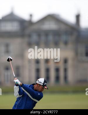 Hideki Matsuyama, du Japon, débarque du 18e tee lors d'un tour d'entraînement devant le championnat de golf British Open sur le Old course à St. Andrews, en Écosse, le 15 juillet 2015. REUTERS/Russell Cheyne