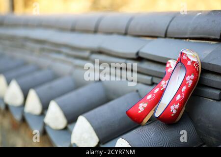Image traditionnelle coréenne, chaussures de fleurs Banque D'Images