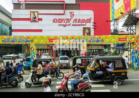 Magasin de vêtements « Yes Bharath Wedding » avec scooters et tuk-tuk sur main Rd dans cette ville de montagne dans le quartier de Wayanad ; Kalpetta, Wayanad, Kerala, Inde Banque D'Images