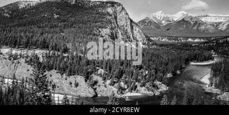 Vue sur la rivière Bow depuis l'hôtel Banff Springs. Parc national Banff. Alberta. Canada, Amérique du Nord Banque D'Images