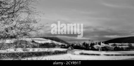 Château de Clun dans la neige. Shropshire. Angleterre. ROYAUME-UNI. Banque D'Images