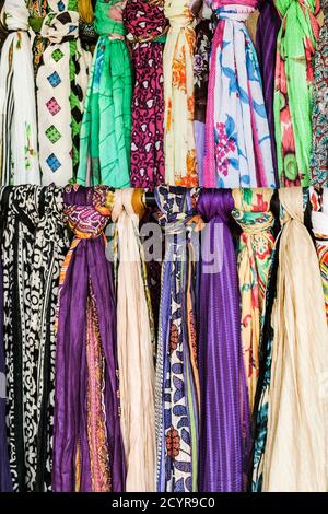 Foulards pour dames exposés dans un magasin sur la route principale, la rue commerçante de cette ville de Wayanad; Kalpetta, Wayanad, Kerala, Inde Banque D'Images