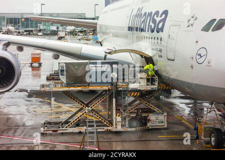 Chargement d'un avion à un aéroport Banque D'Images