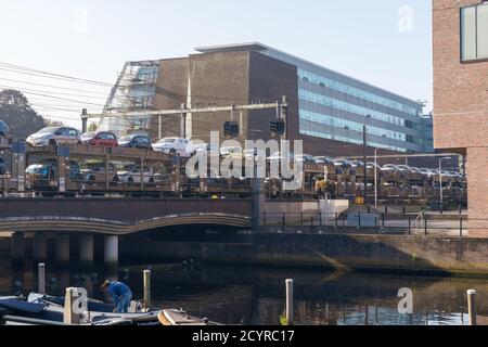 En voiture par Amersfoort sur son chemin vers PON Volkswagen Leusden Banque D'Images