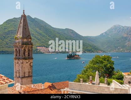 Vue sur Perast, Monténégro avec le clocher de Saint Nicolas en premier plan, et la baie de Kotor avec îlot de Saint George Banque D'Images
