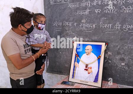 Beawar, Inde. 02 octobre 2020. Un enseignant avec sa fille rend hommage au Père de la Nation Mahatma Gandhi à l'occasion de son 151e anniversaire de naissance, à Beawar. (Photo de Sumit Saraswat/Pacific Press) crédit: Pacific Press Media production Corp./Alay Live News Banque D'Images