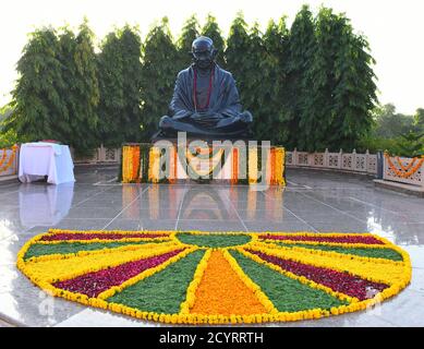 Jaipur, Inde. 02 octobre 2020. Statue en pierre noire du Père de la Nation Mahatma Gandhi à son 151e anniversaire de naissance, à Jaipur. (Photo de Sumit Saraswat/Pacific Press) crédit: Pacific Press Media production Corp./Alay Live News Banque D'Images