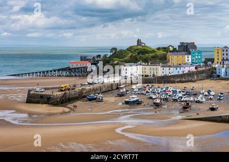 Les maisons colorées donnent sur le port à marée basse à Tenby, dans le parc national de la côte de Pembrokeshire, dans le comté de Pembrokeshire, au pays de Galles Banque D'Images