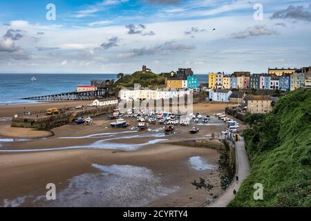 Port de Tenby plein de bateaux à marée basse en été, parc national de la côte de Pembrokeshire, Pembrokeshire, pays de Galles Banque D'Images