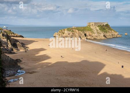 Tenby South Beach et l'île Sainte-Catherine en été à marée basse, parc national de la côte de Pembrokeshire, Pembrokeshire, pays de Galles Banque D'Images