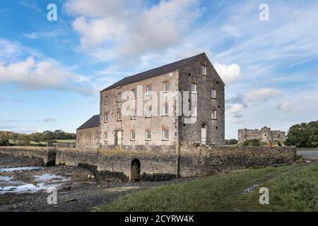 Carew Tidal Mill à Pembrokeshire est le seul moulin à marée restauré au pays de Galles et l'un des cinq premiers au Royaume-Uni. Banque D'Images