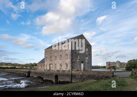 Carew Tidal Mill à Pembrokeshire est le seul moulin à marée restauré au pays de Galles et l'un des cinq premiers au Royaume-Uni. Banque D'Images