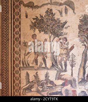 Détail de la mosaïque de la petite chasse dans la Villa romaine à Villa Armerina, Sicile. Les fauconniers sont debout sous un arbre, à la recherche d'oiseaux. Banque D'Images