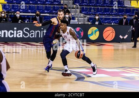 Will Clyburn de CSKA Moscou conduit avec Victor Claver de FC Barcelone lors du match EuroLeague Basketball de Turkish Airlines entre FC Barcelone et Banque D'Images