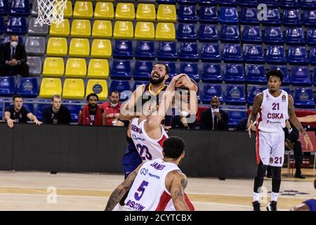 Nikola Mirotic du FC Barcelona est en compétition pour le ballon avec Tornike Shengelia de CSKA Moscou pendant l'Euroligue Turkish Airlines Mise de match de basket-ball Banque D'Images