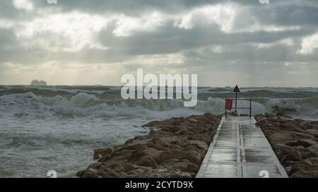 Storm Alex bat la côte sud de l'Angleterre. Apportez les hautes vagues et les hautes mers à marée haute. Crédit Suzanne McGowan Alamy News. Banque D'Images