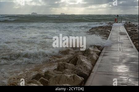 Storm Alex bat la côte sud de l'Angleterre. Apportez les hautes vagues et les hautes mers à marée haute. Crédit Suzanne McGowan Alamy News. Banque D'Images