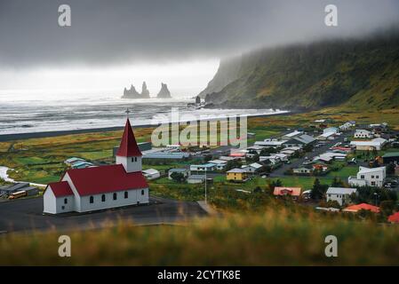 De lourds nuages au-dessus du village de Vik i Myrdal en Islande Banque D'Images