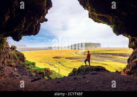 Randonneur dans la grotte de Loftssalahellir, près du village de Vik en Islande Banque D'Images