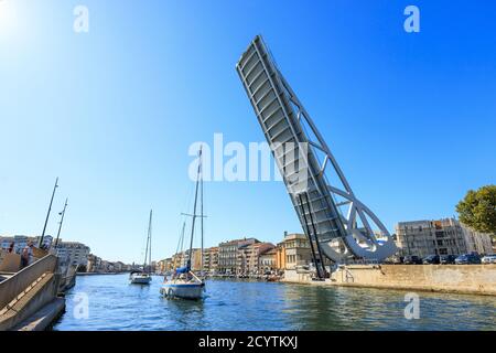 Sète (sud de la France). 2019/09/04. Au nord-est de la ville, entre l'Étang de Thau et Balaruc, le nouveau pont mobile Sadi-Carnot, rouvre après 1 Banque D'Images