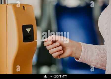 Femme validant un billet pour les transports en commun, concept de transport Banque D'Images