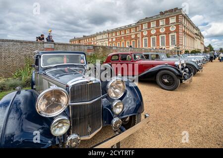 Gamme de voitures classiques Alvis, Concours of Elegance 2020, Hampton court Palace, Londres, Royaume-Uni Banque D'Images