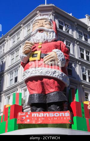 Le 'Santa Farmers', une célèbre sculpture du Père Noël sur le magasin Farmers Department, Auckland, Nouvelle-Zélande. Décembre 21 2019 Banque D'Images