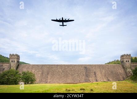 Un bombardier Avro Lancaster survolant le mur du barrage du réservoir Howden Derwent Valley Derbyshire Peak District National Park derbyshire Angleterre Royaume-Uni GB Europe Banque D'Images