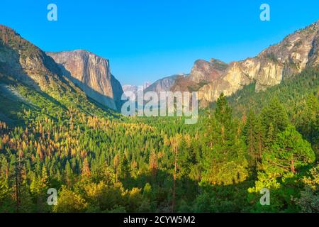 panorama à une vue panoramique dans le parc national de Yosemite, Californie, États-Unis. El Capitan, Half Dome et Bridalveil tombent du tunnel emblématique Banque D'Images