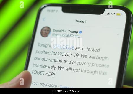 Un tweet du président américain Donald Trump montre la nouvelle de son annonce de lui et de sa femme étant infectés avec le coronavirus dans cette photo illustrae Banque D'Images