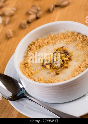 Desserts turcs lait puding; Keskul, sutlac sur bois Banque D'Images