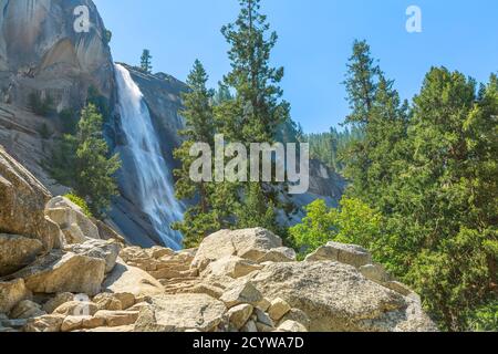 Vue latérale de la chute d'eau du Nevada depuis Mist Trail dans le parc national de Yosemite. Vacances d'été en Californie, États-Unis d'Amérique. Banque D'Images