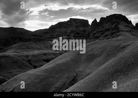 Le Cowl de Monk, l'un des sommets emblématiques des montagnes du Drakensberg, en Afrique du Sud, en monochrome Banque D'Images