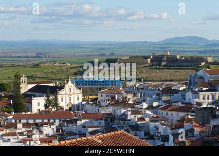 Elvas ville à l'intérieur du mur de la forteresse de l'Alentejo avec la forteresse de Santa Luzia en arrière-plan, Portugal Banque D'Images