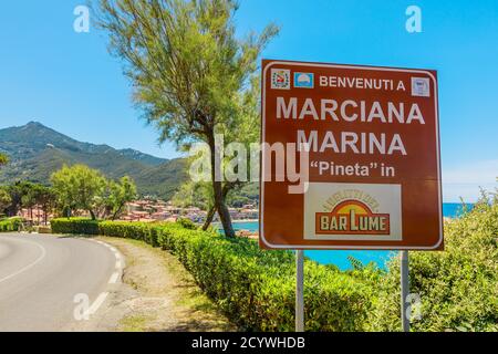 Marciana Marina, île d'Elba, Italie - 17 juin 2020: Panneau de bienvenue Marciana Marina station touristique célèbre pour la série télévisée les crimes de BarLume pris de Banque D'Images