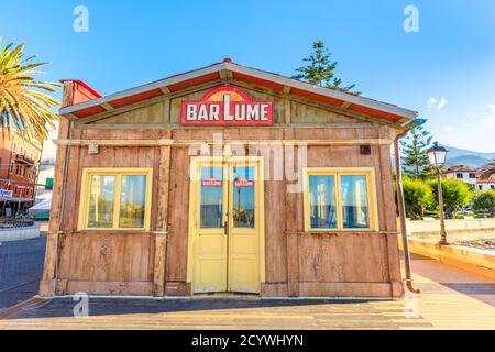 Marciana Marina, île d'Elba, Italie - 17 juin 2020: Lieu des crimes de BarLume fiction série TV pris d'un BEST-seller de roman à Marciana Banque D'Images