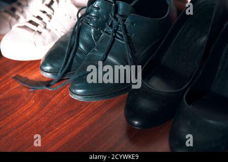 chaussures pour hommes et femmes, noir et blanc Banque D'Images