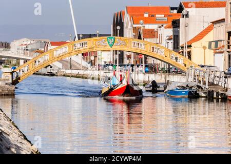 Moliceiro bajo el puente dos carcavelos ,mediados del siglo XX, punto de uníón entre la salinas y los antiguos almacenes de sal , canal de San Roque, Banque D'Images