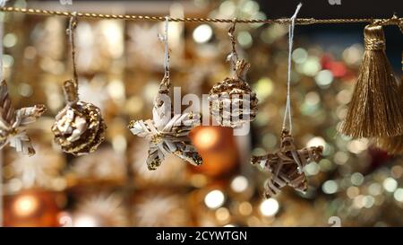 Nouvelle année et Noël composition avec décoration de noël gros plan sur le fond flou. Banque D'Images