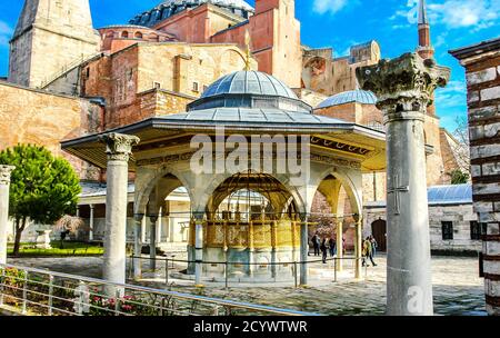 La Fontaine Sainte-Sophie (Sadirvan) dans la cour de la mosquée. Istanbul, Turquie Banque D'Images